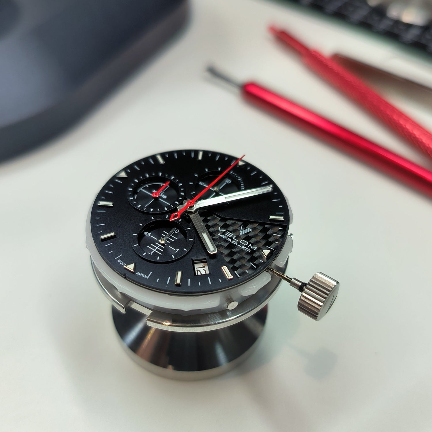 cadran de montre velom encours d'assemblage