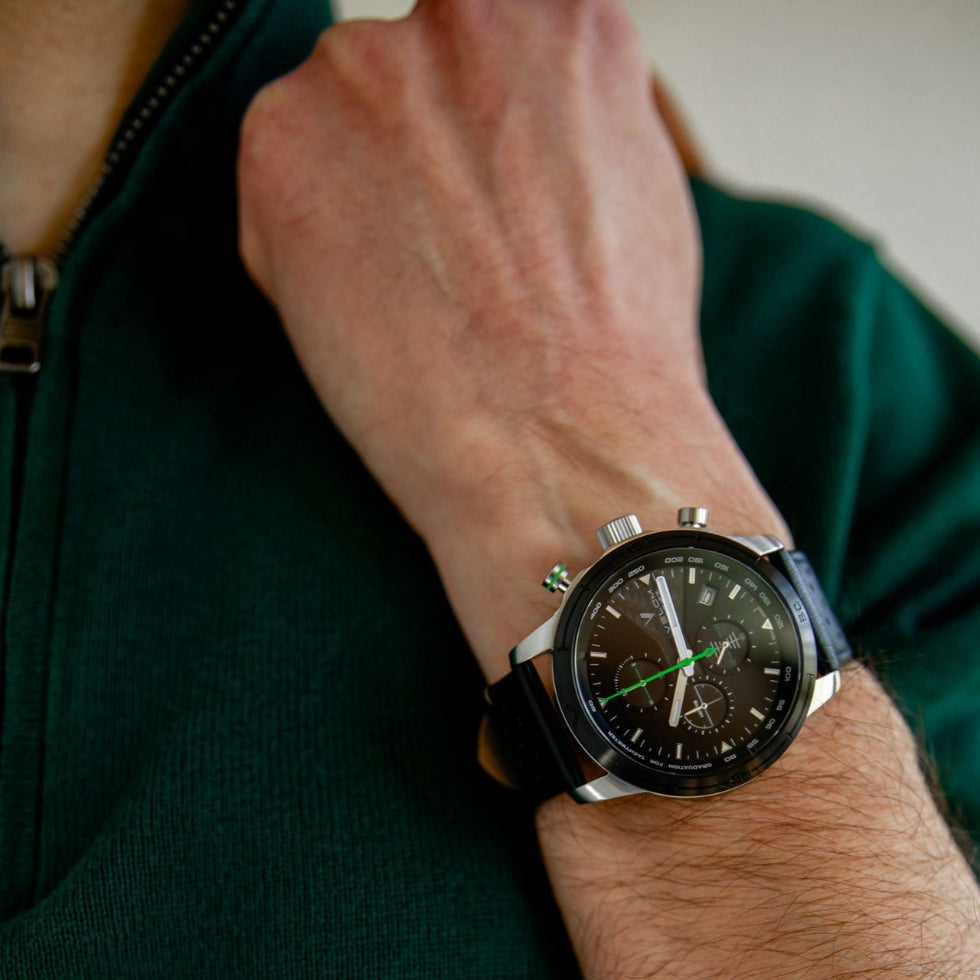 montre noir et verte, pull vert bracelet cuir  perforé noir